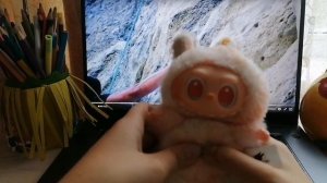 Лабубу становится скалолазом