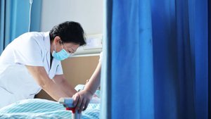 Женщина умерла, наступив на контейнер с плавиковой кислотой