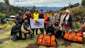 Группа Клуба 7 Вершин входит в базовый лагерь под пиком Вильгельма