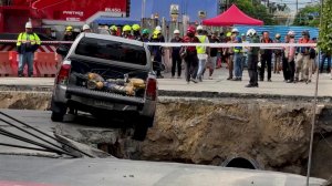 В столице Таиланда часть улицы провалилась под землю