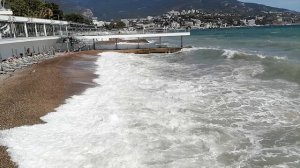 Ялта. Красивый вид на Приморский пляж во время шторма.