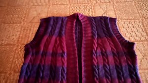 Спешу закончить начатое.. Довязала безрукавку..