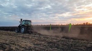 Работа трактора ZOOMLION RS 1304 c четырехкорпусным плугом «Семилукиагроснаб» ПЛН-4-35 У