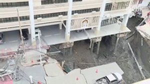 Часть улицы провалилась под землю у здания больницы в Бангкоке