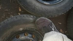 Покраска дисков баллончиком в гараже. Как убрать коррозию бюджетно.
