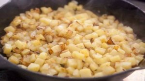 Картофель с копченым лососем на сковороде