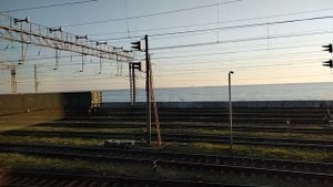Отправление из Адлера на двухэтажном поезде, май 2025 года