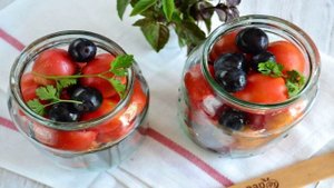 Маринованные помидоры с виноградом