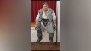 Александр Клюквин дал интервью, сидя на перилах гардероба