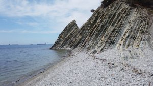 Приветливое море у скалы Утюг. Туристическая стоянка Колхоз в Пятой щели.