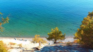 Голый пляж с девственной красотой  в третьей щели. Геленджик.