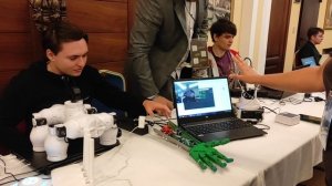 Звёзды над Донбассом | Роборука повторяет за человеком движения пальцев