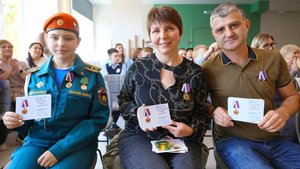 (12+) «Подвиг, невидимый миру»: мытищинских волонтеров наградили писатели