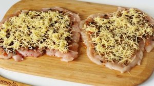 Куриные рулетики с грибами в сметанном соусе