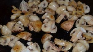 Куриные сердечки с шампиньонами в сметане