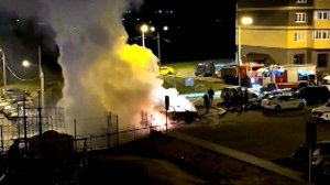 Столб дыма накрыл весь ЖК: две иномарки сгорели во дворе дома в Подмосковье