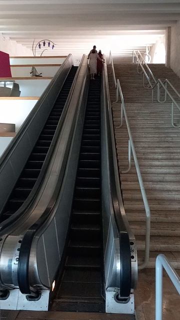 Армения Ереван движущаяся лестница экскалатор