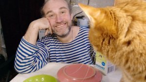 завтрак с Рыжулей. микрофон в пути. читаю стихи. мукбанг. обжор. еда на камеру. диета. шизофрения.