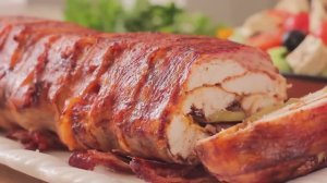 Куриный рулет в беконе со свежим овощным салатом