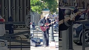 Парень классно поëт особенно вторую песню Звери Всë что тебя касается