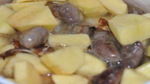 Куриные сердечки в горшочках с картошкой и чесноком