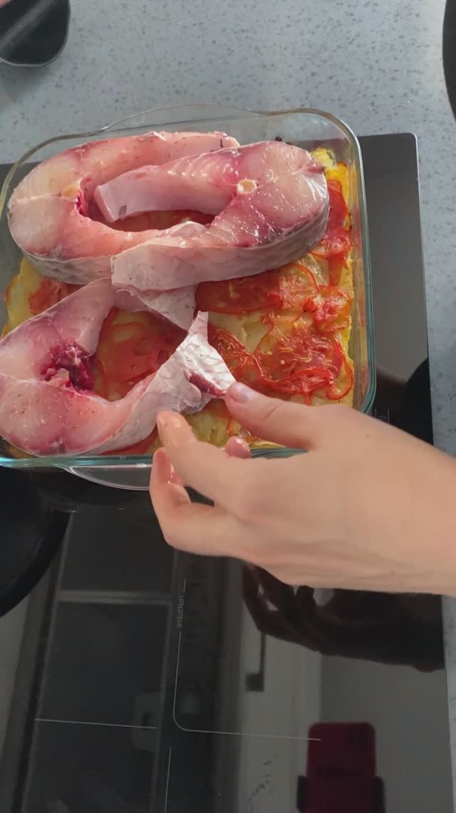 Идея для ужина - рыба, запеченная с картофелем