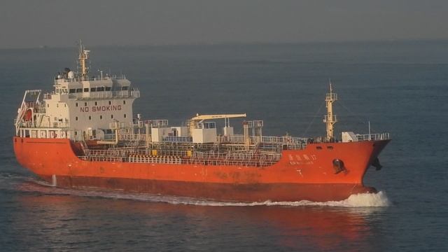 танкер в океане