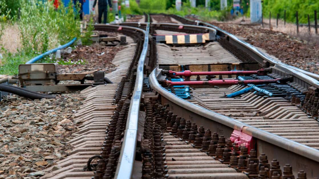 Поезд насмерть сбил двух человек в Подмосковье