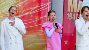 Мелодии единения: молодёжный хор зажигает в исполнении весёлой песни.