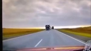 В Курганской области фура пошла на обгон и погубила мужчину на Лексусе.