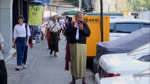 Янгон - мужчины в юбках, уличная еда и золотая пагода