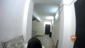 ‼️На Волоколамском шоссе злоумышленник с черной кофтой на голове поджег дверь мужчины‼️