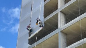 Монтаж белой сетки на фасад  паркинга