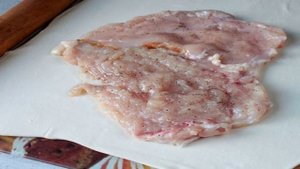 Куриные рулетики в слоеном тесте