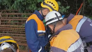 Сочинские спасатели освободили водителя перевернувшегося экскаватора