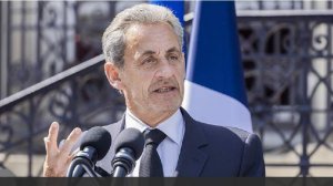 Французский юрист де Вель назвал обвинение Саркози политическим решением