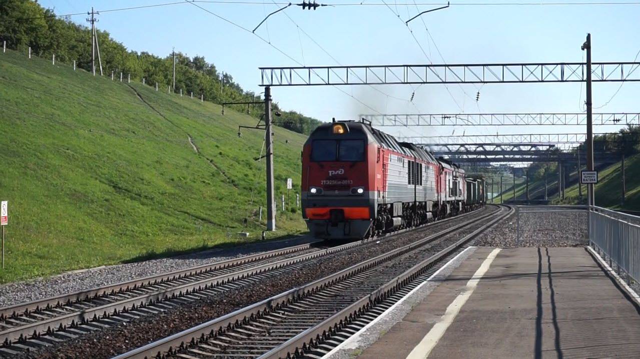 Тепловозы 2ТЭ25КМ-0013 и 2ТЭ10М-3087. Двойная тяга на подъёме.