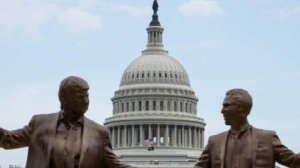 Axios: статую держащихся за руки Трампа и Эпштейна убрали с аллеи у Капитолия