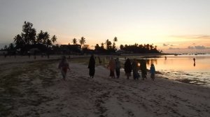 Прогулки Занзибарских девчонок на закате!