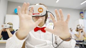 (12+) Мытищинские школьники изучили ПДД с помощью очков виртуальной реальности