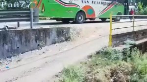 Водитель выпрыгнул из автобуса