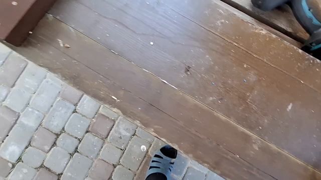 Расклеились деревянные ступени на лестнице. Ремонтируем.