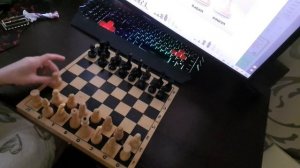 учу играть в шахматы
