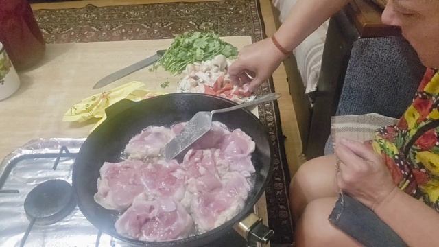 компот из всякой всячины.жареные бедрышки в сметане с грибами ,часныком и кинзой