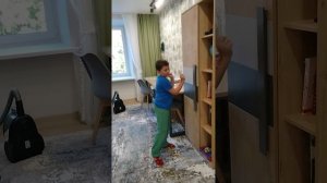 Никита танцует под музыку под названием комбинация два кусочека колбаски на VK капсуле мини Маруся