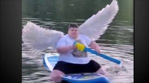 А белый лебедь на пруду