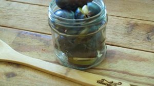 Маринованные сливы с чесноком