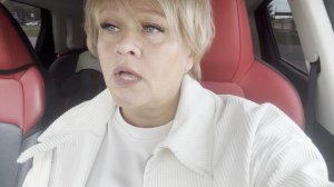 Опять ресницы приклеила.