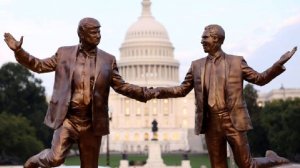 Axios: статуя держащихся за руки Трампа и Эпштейна исчезла с аллеи у Капитолия