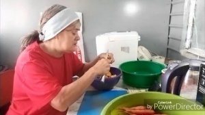 Поработала няней на дому.
